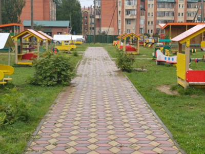 территория с прогулочными площадками  по улице Маяковского,15