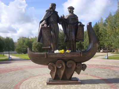 Скульптурная композиция Петр и Феврония». Бронзовая скульптура, установленная на постаменте, представляет собой фигуры святых благоверных князя Петра и княгини Февронии Муромских, в полный рост стоящих в ладье, символизирующих надежду и доверие своих судеб,  благополучие и любовь.