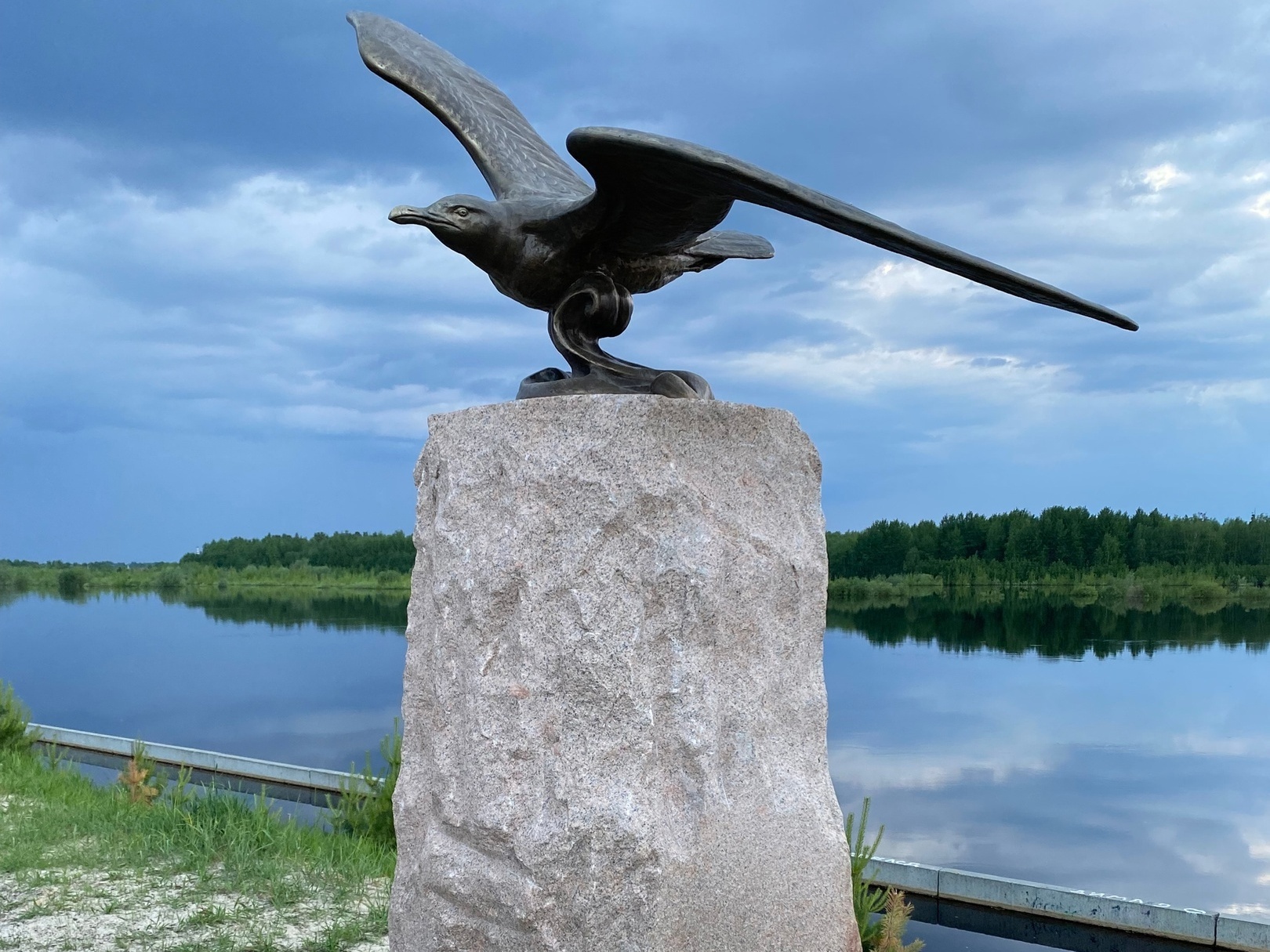 Птица Сури - символ, изображенный на гербе города Урай. Это один из духов - покровителей и хранителей мансийских народов. Расположен от на набережной города