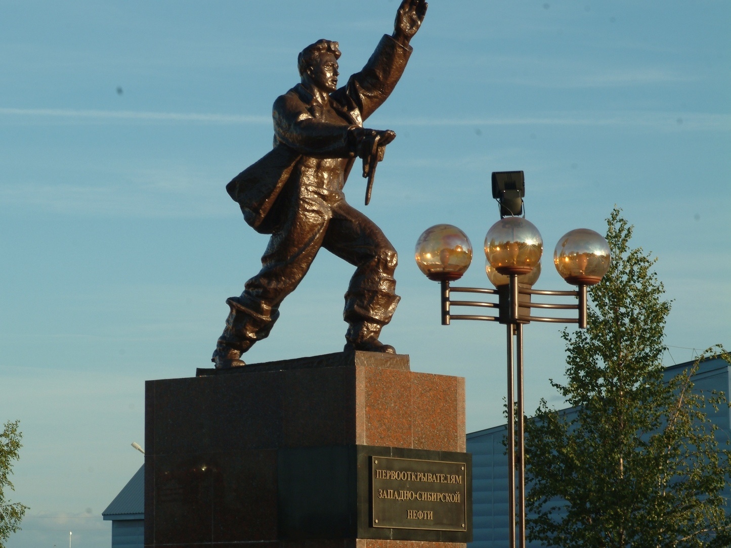 В 1977 году на площади Первооткрывателей был установлен памятник первооткрывателям западносибирской нефти, открытый в торжественной обстановке в сентябре в честь празднования Дня работников нефтяной и газовой промышленности. 
