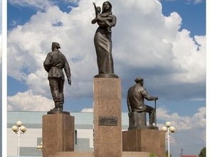 Памятник «Связь поколений» в сентябре 2001 года украсил центральную аллею Спортивного сквера. Мемориал представляет скульптурную группу, в центре которой - пожилой умудренный жизненным опытом человек, рядом солдат-десантник и женщина с младенцем на руках