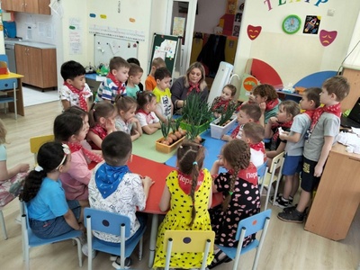 Наставники и дети наблюдают какие перья шире