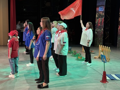 Участники исполняют песню: "Взвейтесь кострами"