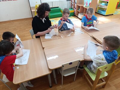 Наставник и активисты вырезают голубей