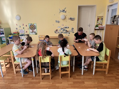 Подготовка к украшению окна Победы