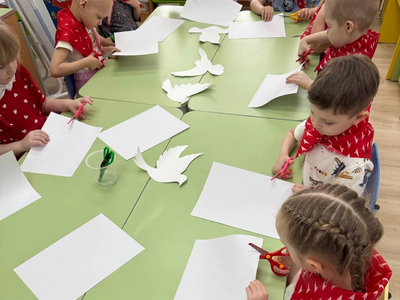 Дети вырезают голубей