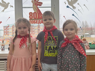 Воспитанники у окна Победы