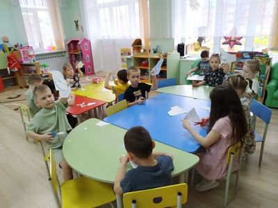 Воспитанники вырезают голубей