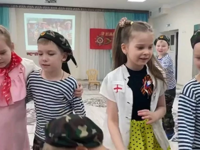 Дети участвуют в игре "Медсестры"