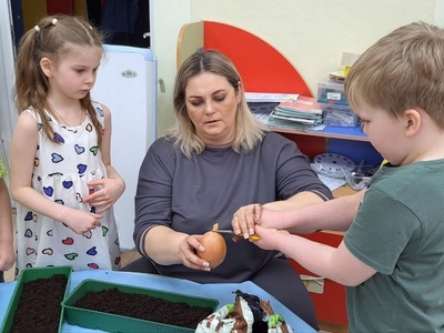 Посадка лука активистами и наставниками