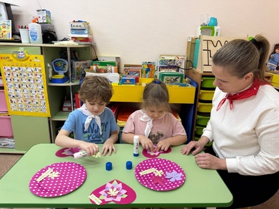 Группа "Ягодка" готовят открытки для мам