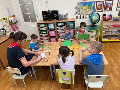 Группа "Мальвина" мастерят мамам веер