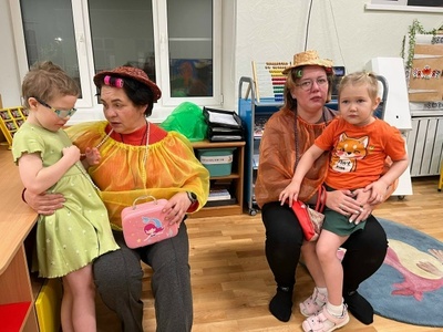 Нарядили мамочек из группы "Незнайка"