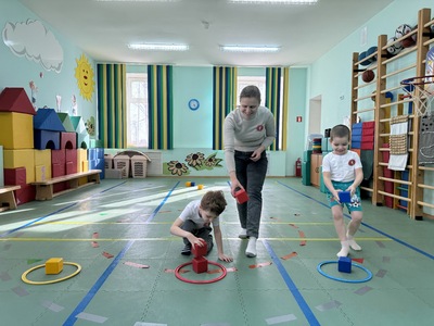 Эстафета "Цветные кубики"