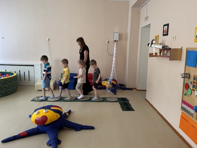 Воспитанники ходят по дорожке по тактильному восприятию