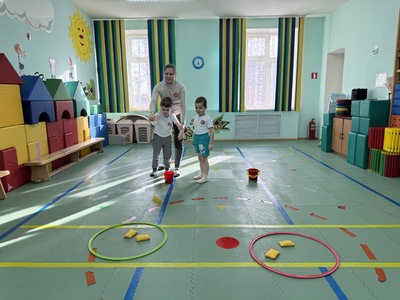 Эстафета "Кто дальше бросит мешочек"