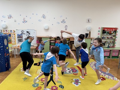 Подвижная игра "Невесомость"