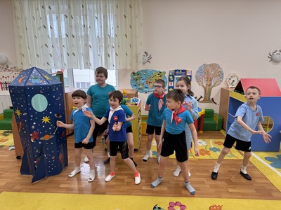 Дети поют гимн космонавтики