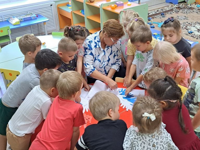 Группа "Светлячки" создают голубя из ладошек