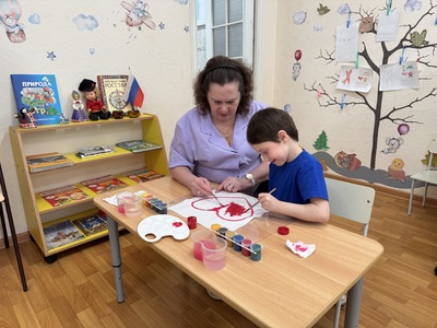 Мама и ребенок раскрашивают сердце