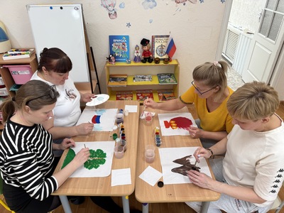 Педагоги рисуют на ткани
