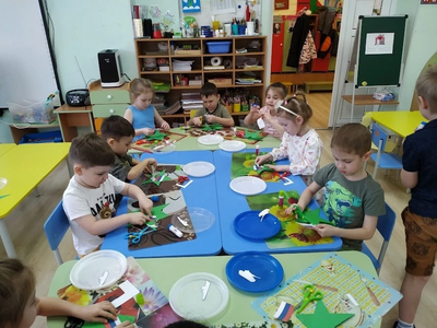 Дети создают открытки