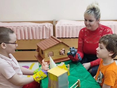 Группа "Ягодка" проигрывают сказку "Три поросёнка"