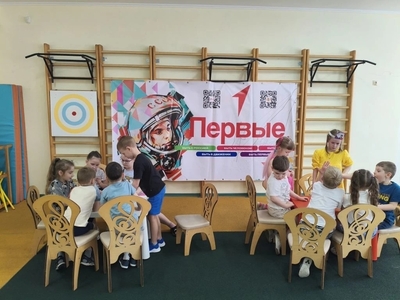 Дети группы "Непоседы" играют в настольную игру