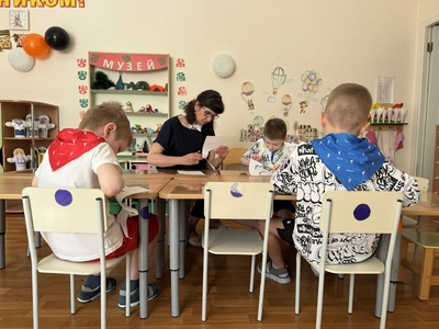 В группе "Мальвина" дети вырезают голубей