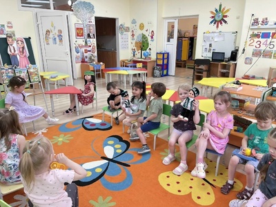 "Непоседы" знакомятся с национальными костюмами