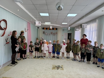 Участники поют песню "Катюша"