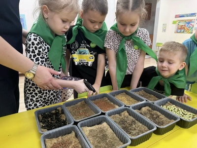 Воспитанники старательно выполняют посадку