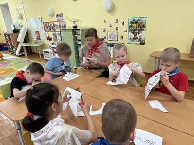 Группа "Светлячки" вырезают голубей