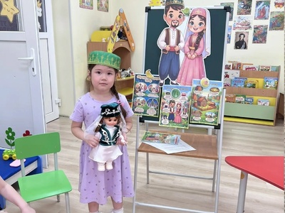 Знакомство с национальными костюмами