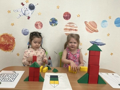 Воспитанники группы "Незнайка" строят ракеты