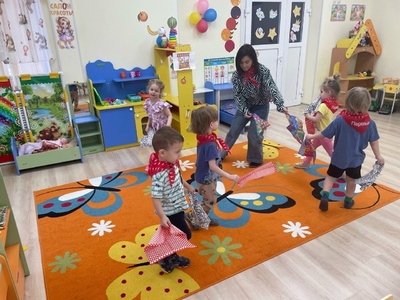 Утренняя гимнастика с платочками