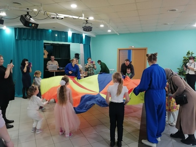 Подвижная игра с парашютом