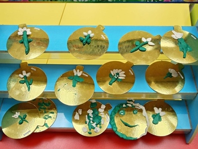 Прорастает сквозь снежок,

К солнечным лучам, цветок,

Маленький и нежный,

Беленький подснежник.