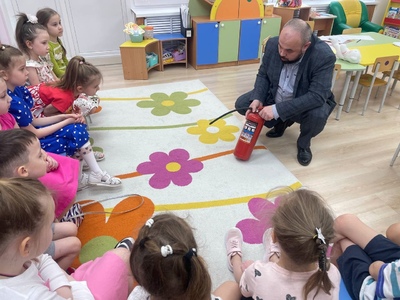 Заместитель заведующего по АХД  Денис Владимирович наглядно продемонстрировал детям огнетушитель ОП-4, объяснил, как он устроен и как правильно им пользоваться.